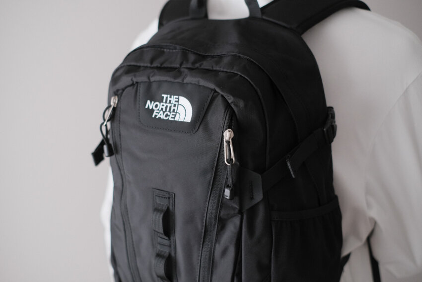 ノースフェイスミニショットの後ろ姿