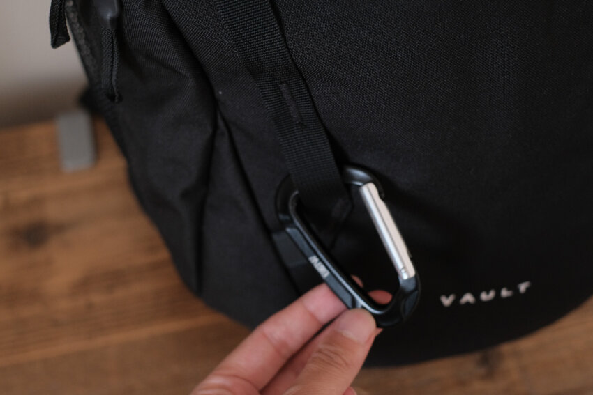 ノースフェイスヴォルトのデイジーチェーンにカラビナ