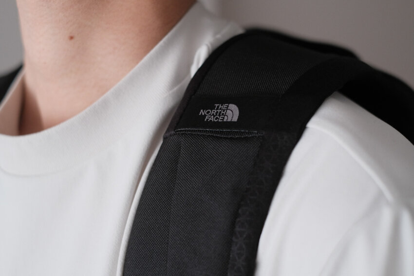 ノースフェイスヴォルトのショルダーハーネスのノースフェイスロゴ