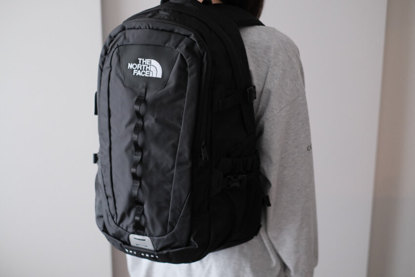 ノースフェイスホットショットを背負った女性の後ろ姿