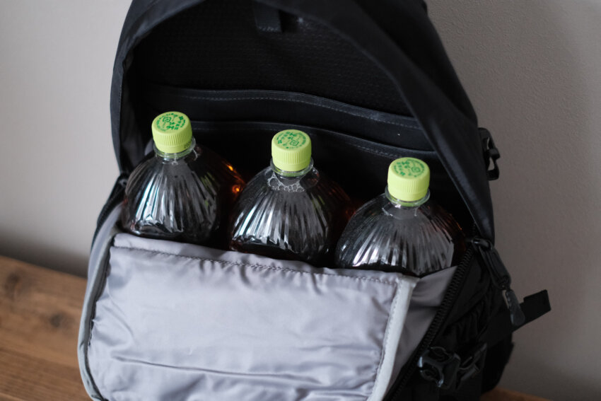 ノースフェイスホットショットにペットボトルを入れた様子