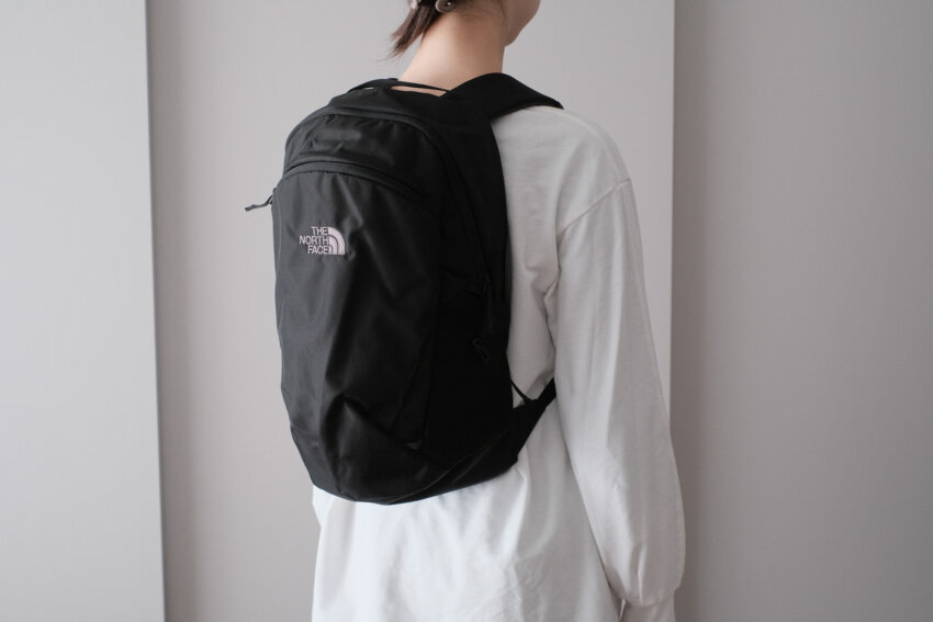 ノースフェイスマーキュリー16を背負った女性の後ろ姿