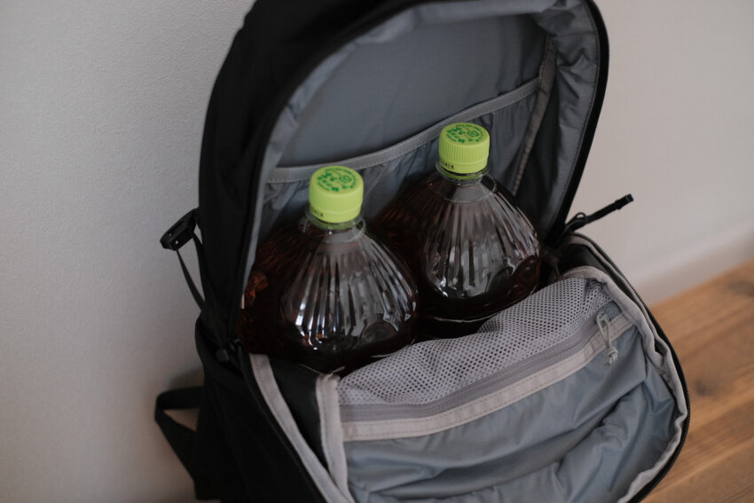 ノースフェイスマーキュリー16にペットボトルを入れた様子