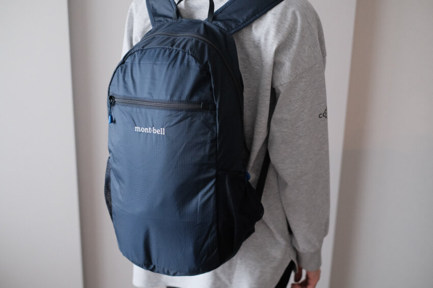 モンベルポケッタブルライトパック20Lの後ろ姿