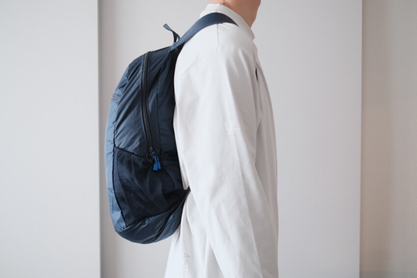 モンベルポケッタブルライトパック20Lの横姿