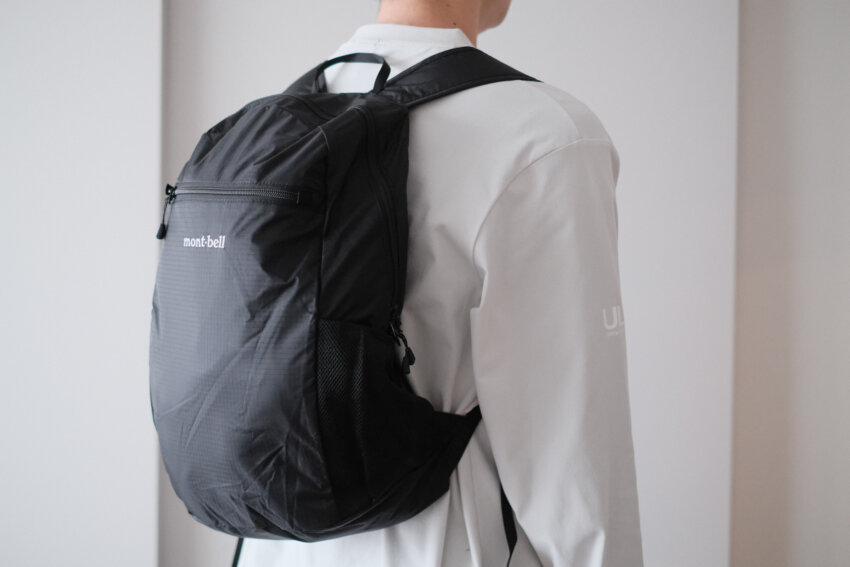 モンベルポケッタブルライトパック15Lの後ろ姿