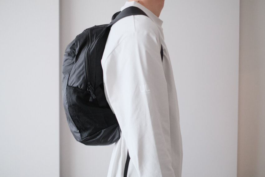 モンベルポケッタブルライトパック15Lの横姿