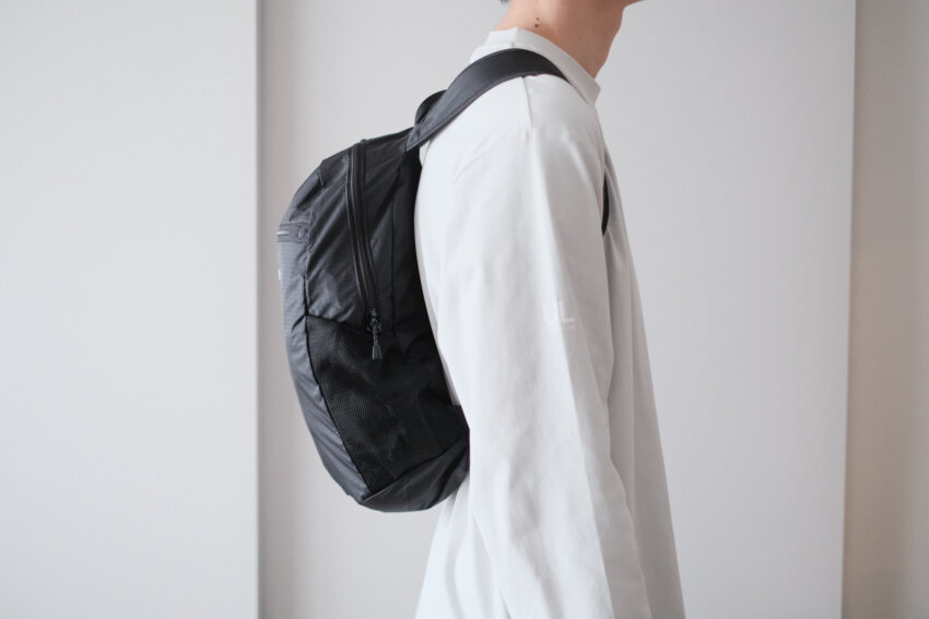 モンベルポケッタブルライトパック10Lの横姿