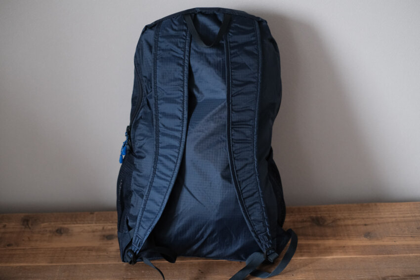 モンベルポケッタブルライトパックの背面