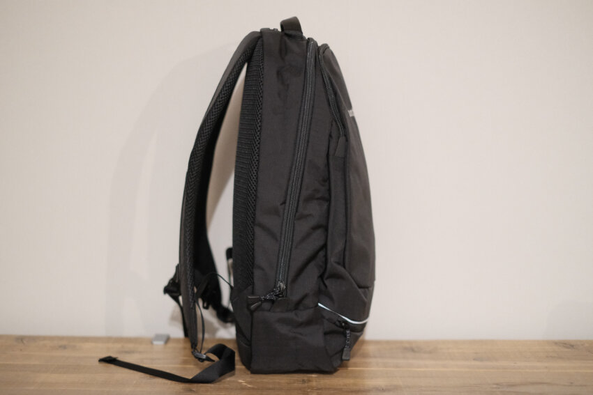 モンベルアウルパックの側面