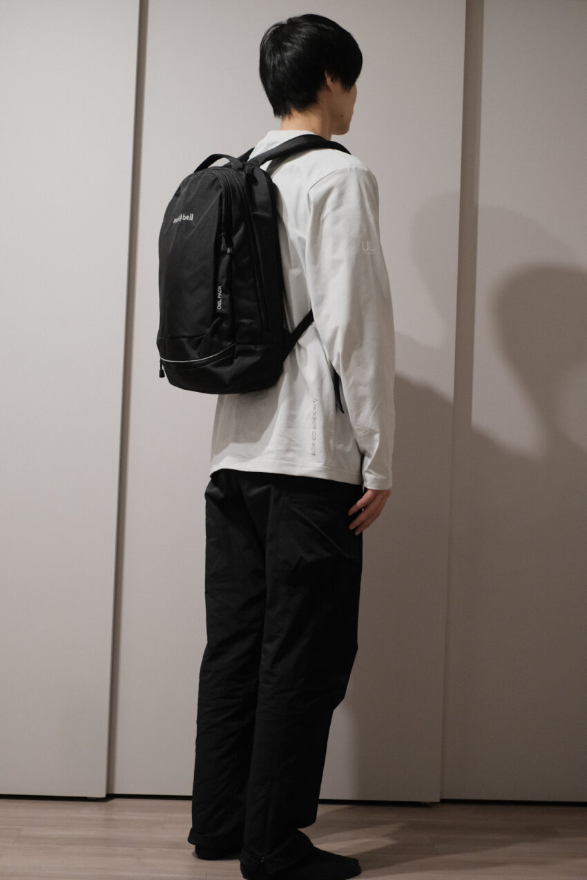 モンベルアウルパックを背負った男性の後ろ姿