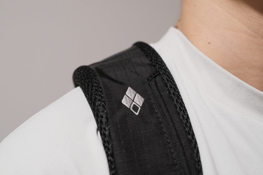 モンベルアウルパックのショルダーハーネスのロゴ