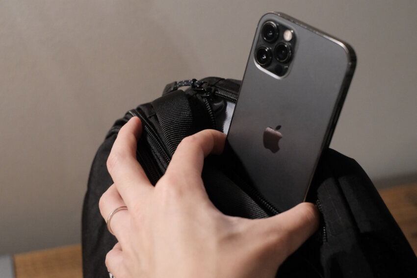 モンベルアウルパックのメッシュポケットへのアクセス