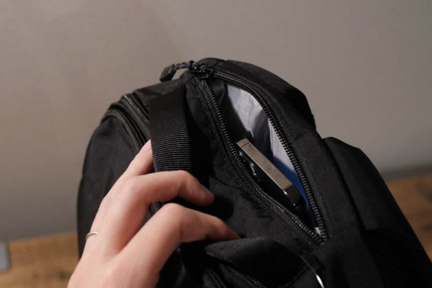 モンベルアウルパックのメッシュポケットにスマホを入れる