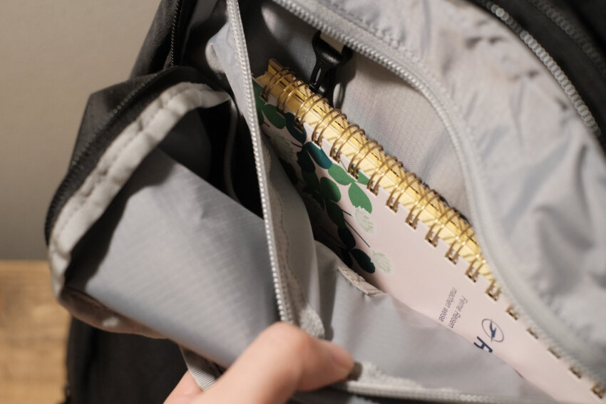 モンベルアウルパックのジッパーポケット