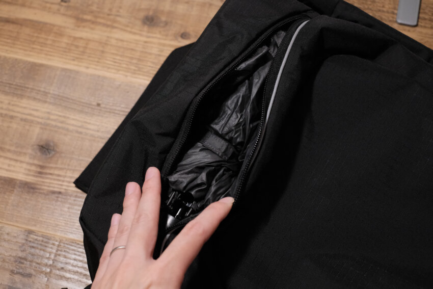 モンベルアウルパックの折りたたみ傘収納ポケットに折りたたみ傘を入れた様子
